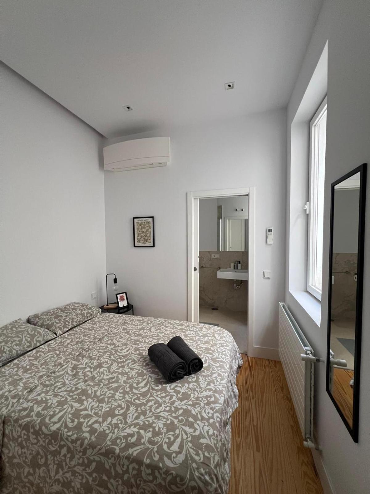 Private Rooms In Magdalena Street Madrid Exterior photo