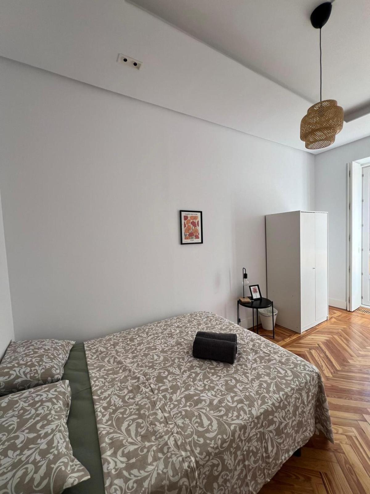 Private Rooms In Magdalena Street Madrid Exterior photo