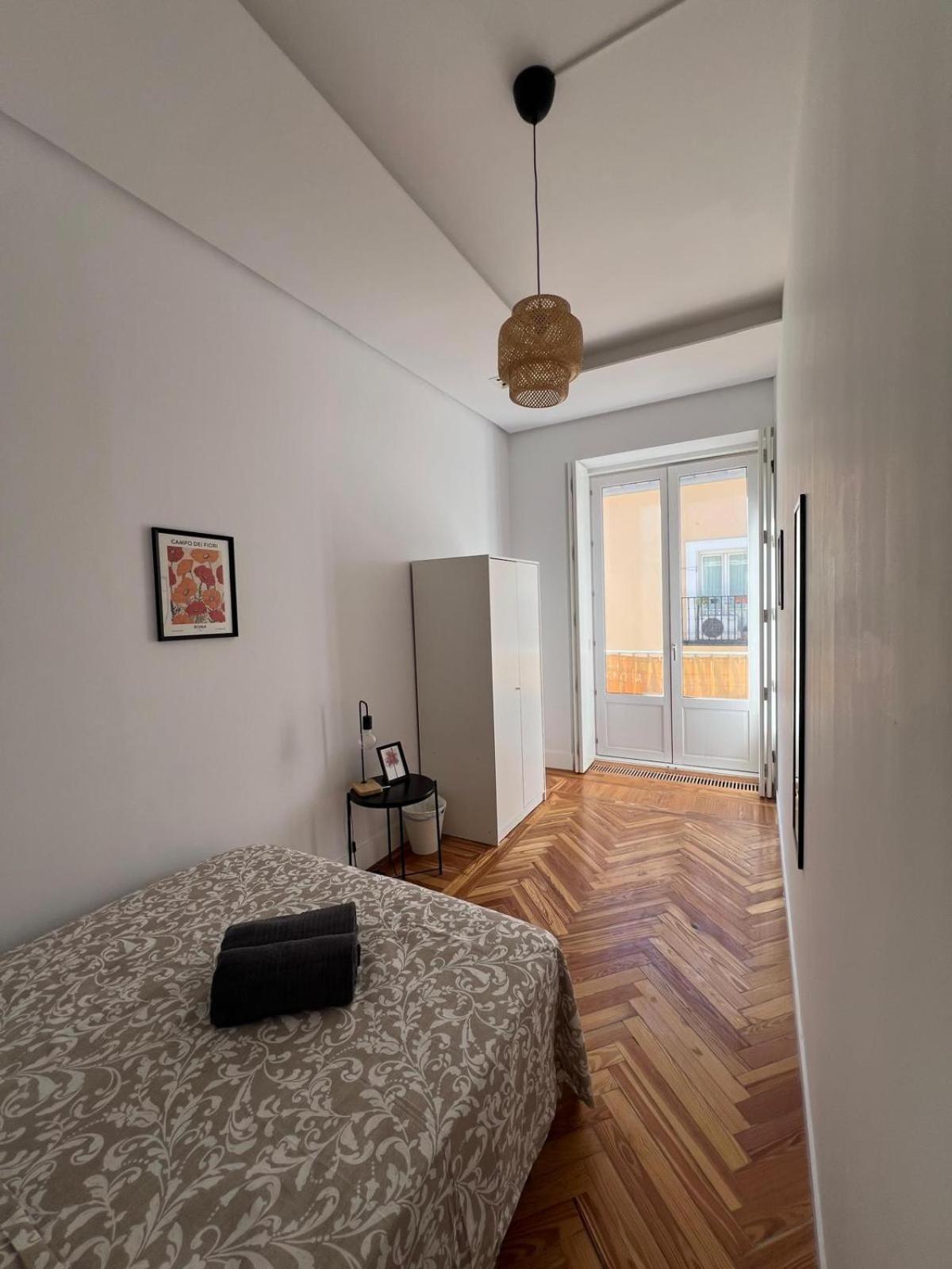 Private Rooms In Magdalena Street Madrid Exterior photo