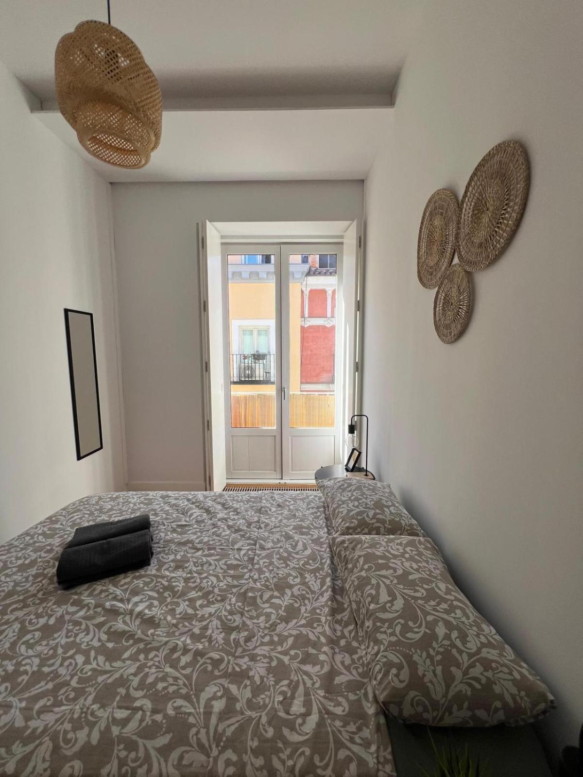 Private Rooms In Magdalena Street Madrid Exterior photo